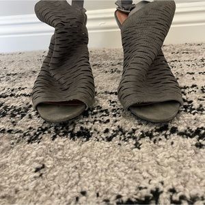 Vince Camuto Sandal / Dark  Grey
